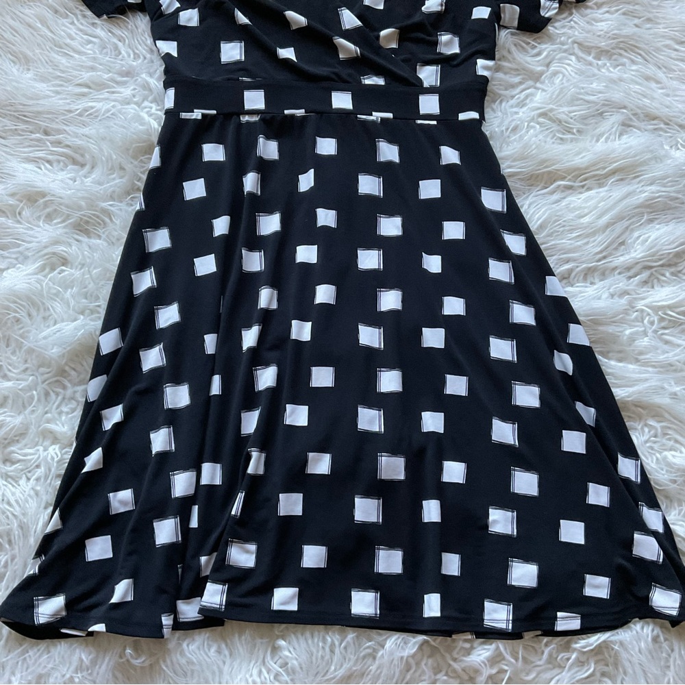Ann Taylor Black & White Short Sleeve Fit & Flair Faux Wrap Dress - Picture 3 of 8